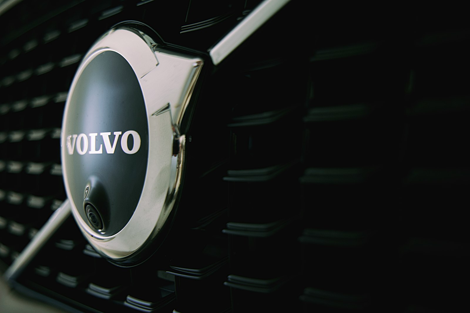 Volvo Shifts Strategy Toward Long-Range PHEVs Amid EV Adoption Slowdown